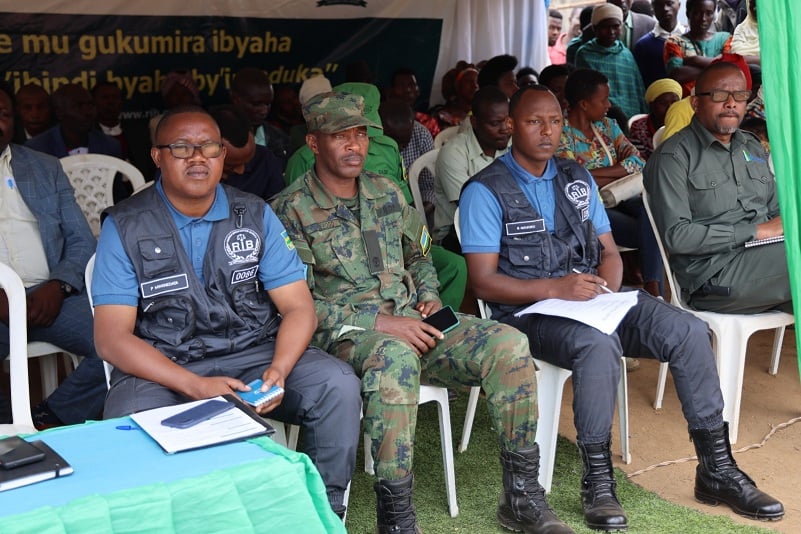 Abayobozi batandukanye mu biganiro n'abaturage