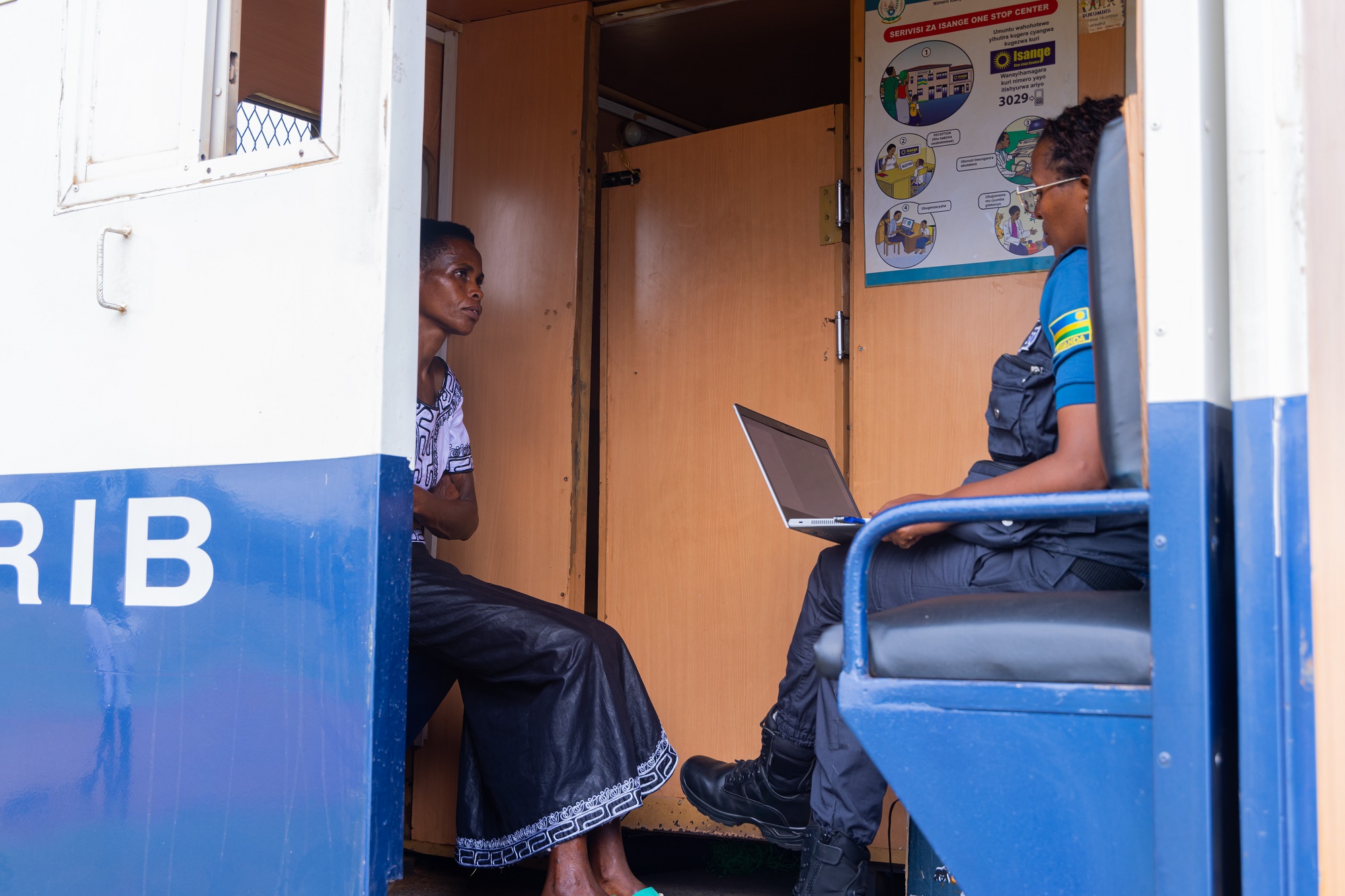 RIB yegereza serivisi abaturage bagatanga ibirego bifashishije ibiro ngendanwa(Mobile station). Abategereye za sitasiyo za RIB batangira ibirego muri iyi modoka