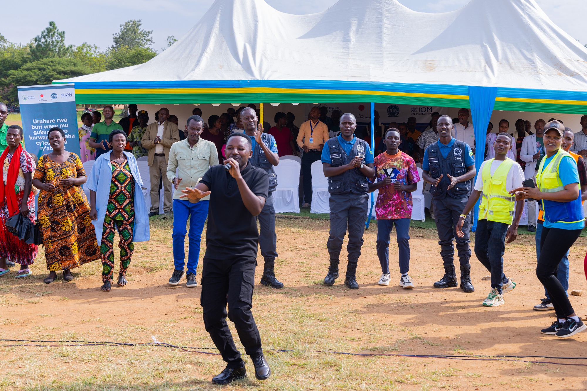 Umuhanzi Intore Tuyisenge umenyerewe mu ndirimbo zerekeranye n'uburere mboneragihugu yasusurukije abitabiriye ubukangurambaga ku gukumira icuruzwa ry'abantu