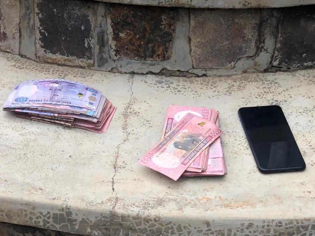 RIB yagaruje amafaranga na telefone bari batwaye