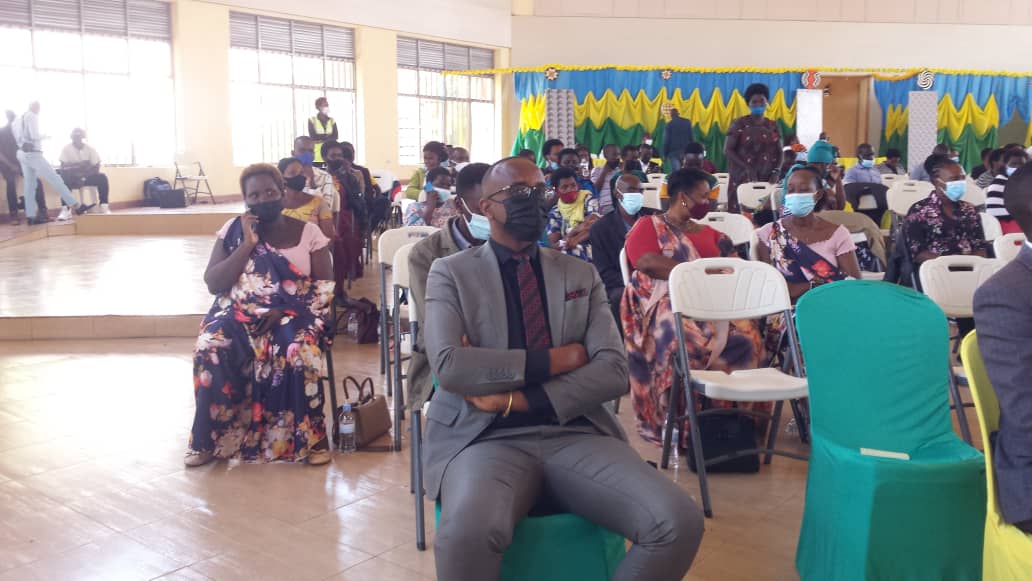 Mutabazi Richard (wicaye imbere) ubwo bari mu bikorwa by'amatora