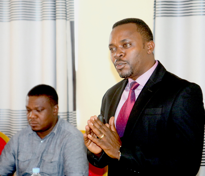 Dr Mutangana Dieudonne asobanurira abitabiriye iyi nama ibijyanye na Politiki y