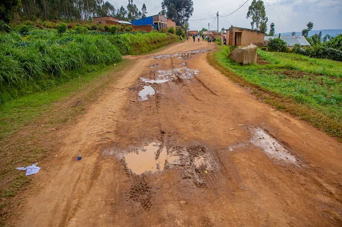 Bifuza ko uyu muhanda wakorwa kuko ufite ibice byinshi byangiritse burundu ku buryo imodoka ihanyura