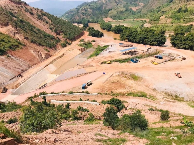 Aho uwo muhanda wanyuraga harimo gukorerwa ibijyanye no kongera amashanyarazi