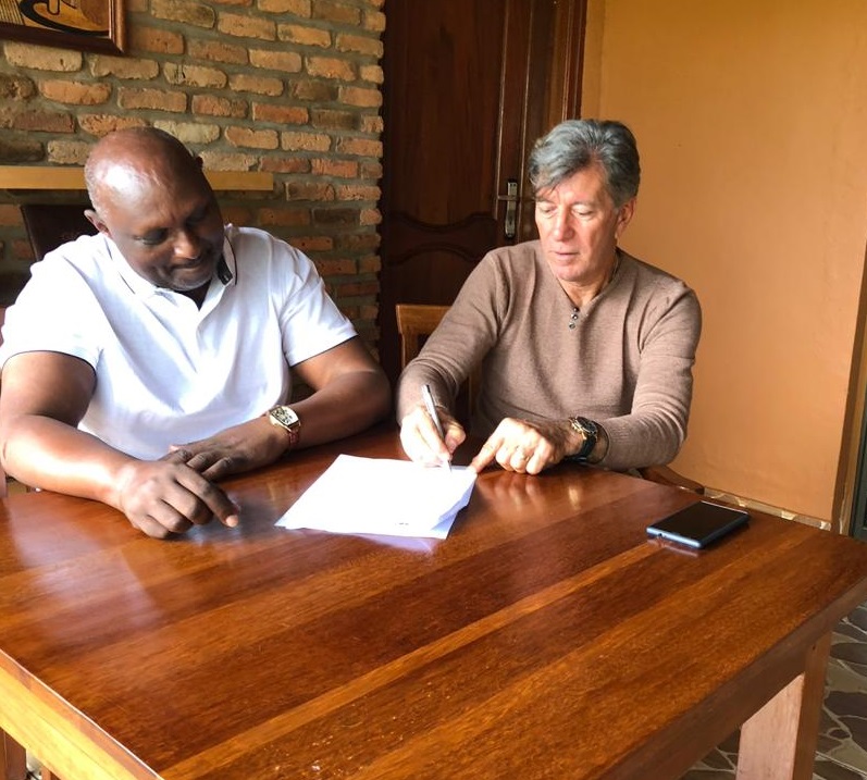 Ashyira umukono ku masezerano