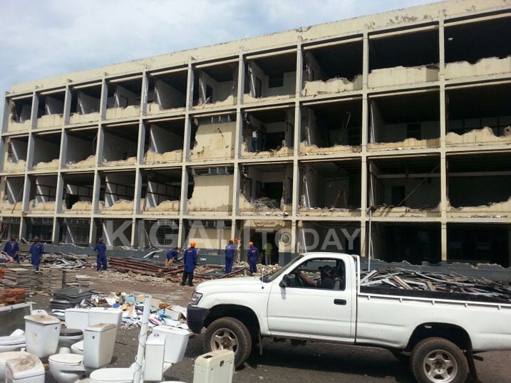 Iyi na yo ni iyo Ikigo cy'u Rwanda gishinzwe kwakira Imisoro n'Amahoro, Rwanda Revenue Authority, cyakoreragamo. Yegeranye n'uy'Umujyi wa Kigali wakoreragamo zombi bakaba barimo kuyisenya.