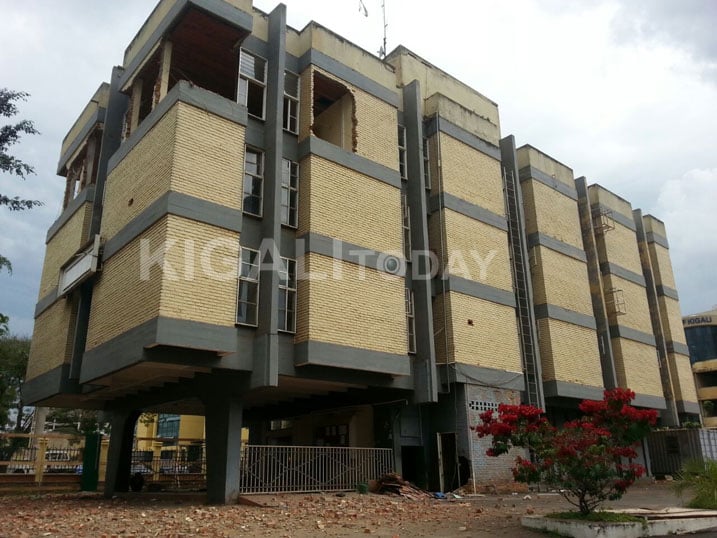Iyi nyubako Umujyi wa Kigali wahoze ukoreramo ubu barimo kuyisenya.
