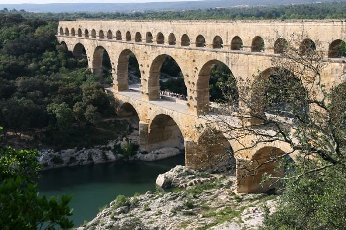 Aquaduc za Roma ni kimwe mu bikorwa remezo byafashaga kuvana amazi kure akagezwa mu mijyi. Imihanda na yo yagenderaga ku nkuta ziteye zityo mu rwego rwo kwirinda guterera cyangwa kumanuka umusozi