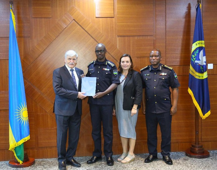 IGP Dan Munyuza yakiriye Gen. Rtd Romeo Dallaire