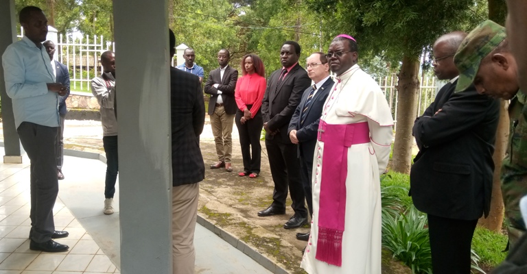 Ku rwibutso rwa Jenoside rwa Cyahinda, yasobanuriwe amateka ya Jenoside muri aka gace