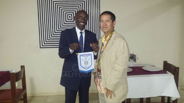 Uwihanganye JMV (ibumoso) amaze kwakirwa muri Rotary Club ya Huye