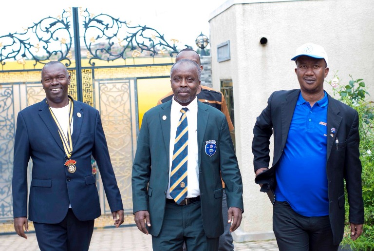 Uhereye ibumoso ujya iburyo: Perezida wa Rotary Club ya Nyamagabe, umuyobozi wa Rotary mu Karere u Rwanda rubarizwamo na Perezida wa Rotary Club Butare