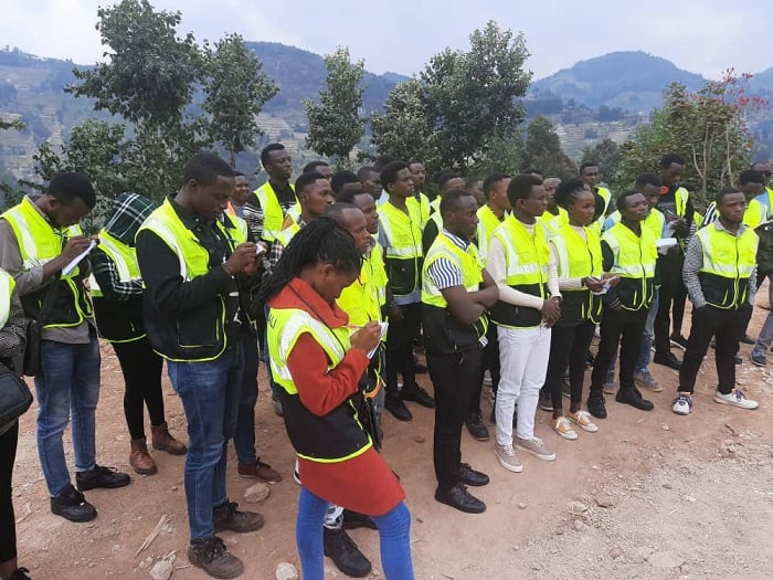 Abanyeshuri ba IPRC-Kigali basobanurirwa uko imihanda ikorwa