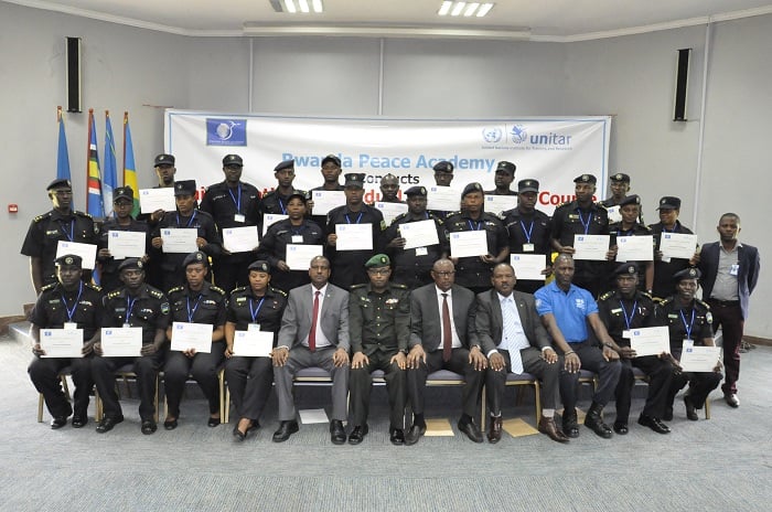 Abapolisi 25 basoje amahugurwa
