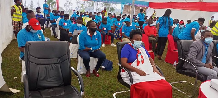 Bamwe mu rubyiruko rwasoje amasomo mu irerero rya FPR-Inkotanyi rwicaranye n'abayobozi banyuranye