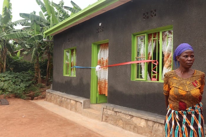Inzu abanyamuryango ba FPR muri UR-Huye bubakiye Rosemary Nyiramandwa