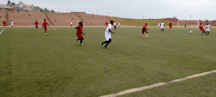 Bakinnye n'umupira w'amaguru, abikorera batsinda Abanyamuryango 3 kuri 2