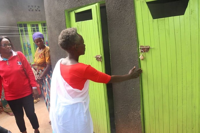 Ifite n'ubwiherero, ubwogero ndetse n'igikoni