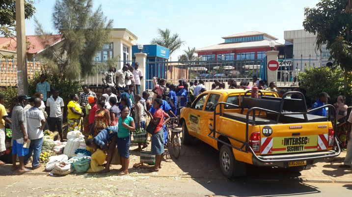 Abaturage n'abacuruzi bari bayobewe kubera ko ngo batunguwe n'iki cyemezo.