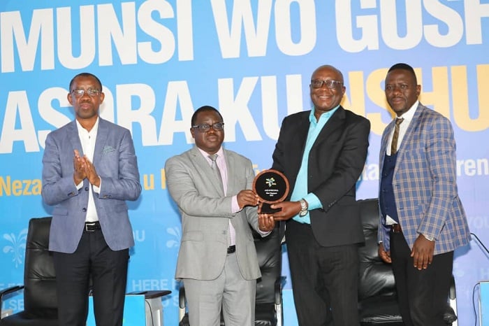 Guverineri Habitegeko ashyikiriza igihembo Umuyobozi wa Aquavirunga