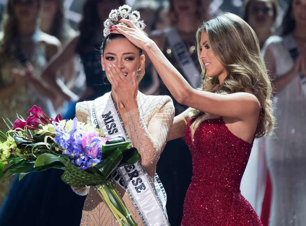Umufaransakazi Iris Mittenaere wabaye Miss Universe 2016 yambika ikamba Demi-Leigh Nel-Peters, Miss Universe 2017