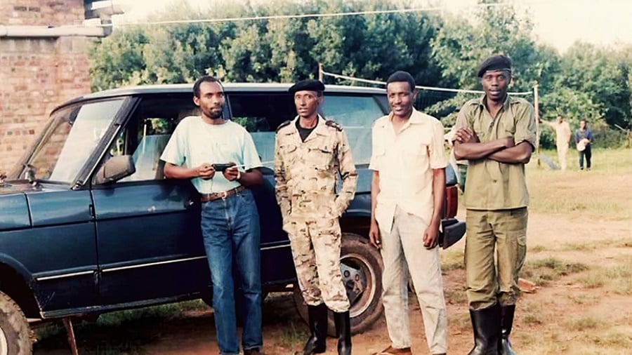 Lt (Rtd) Gerald Mbanda (yambaye ipantaro y'ikoboyi ufite aka radio mu ntoki) wahoze ari umuyobozi ushinzwe iterambere ry'itangazamakuru mu Rwego rw'Igihugu rw'Imiyoborere (RGB) ubu akaba yaragiye mu kiruhuko cy'izabukuru