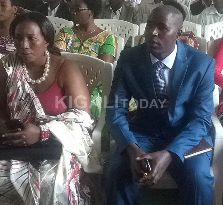 Sinamenye Germain (iburyo) wabaye Mayor na Uwampayizina Marie Grâce (ibumoso), umwe mu bamwungirije.