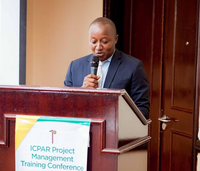 Abimana Fidèle aganira n'abayobozi b'imishinga 
