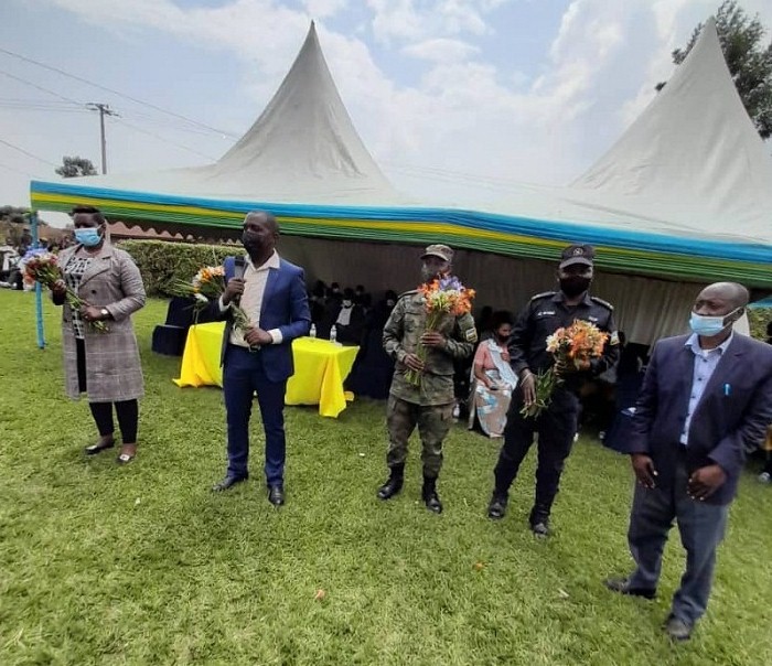  Abayobozi bahembye imirenge yitwaye neza mu gutanga ubwisungane mu kwivuza