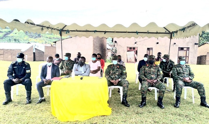 Guverineri Habitegeko n'abayobozi b'ingabo na Polisi mu Ntara y'Iburengerazuba bitabiriye ibiganiro