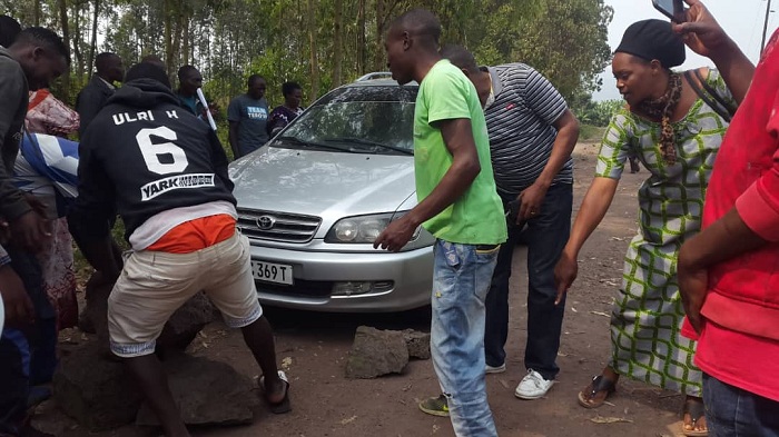 Imodoka y'umuhesha w'inkiko bayibujije kugenda banga ko ajya guteza cyamunara ibagiro ryabo