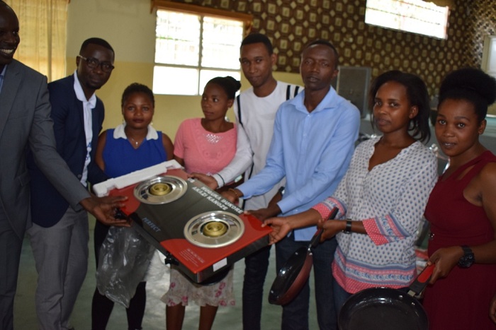 Abagiye bahiga abandi bahawe ibikoresho bazifashisha mu byo bize mu guhanga umurimo