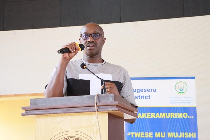 Guverineri Rubingisa avuga ko nubwo abayobozi mu nzego z'ibanze bakora neza ariko hari aho bakeneye gushyira imbaraga