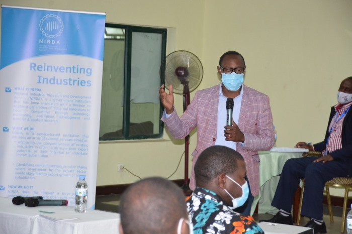 Visi Meya Rucyahanampuhwe Andrew asaba abitabiriye amahugurwa gukurikira bagatahana ubumenyi buzabafasha mu iterambere ryabo