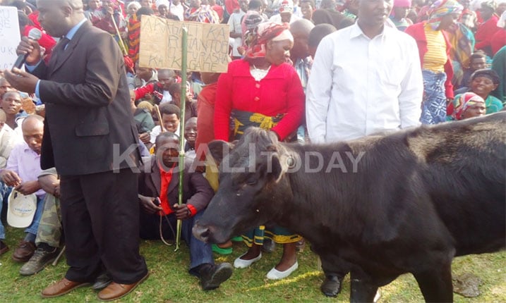 Rugenera Jean avuga mu izina ry'abaturage yasobanuye impamvu bahisemo gutanga inkwano.