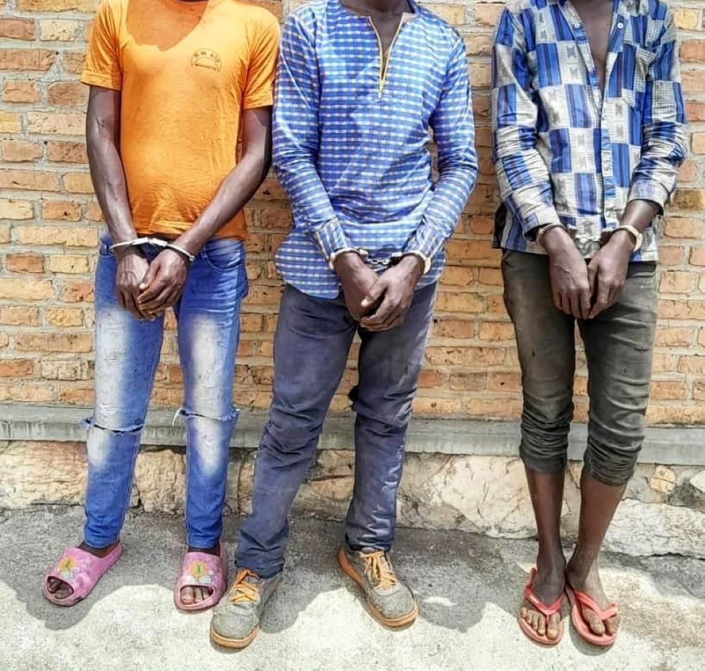 Mu Ruhango, batatu bakekwaho kwiba no gusambanya umugore w'imyaka 58 bari bamaze kwiba na bo batawe muri yombi