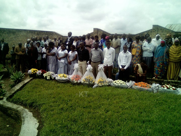 Aha ni ku Rwibutso rwa Jenoside yakorewe Abatutsi ruri mu Murenge wa Ruhango mu Karere ka Ruhango. Abaturage n'abayobozi baje kwibuka.
