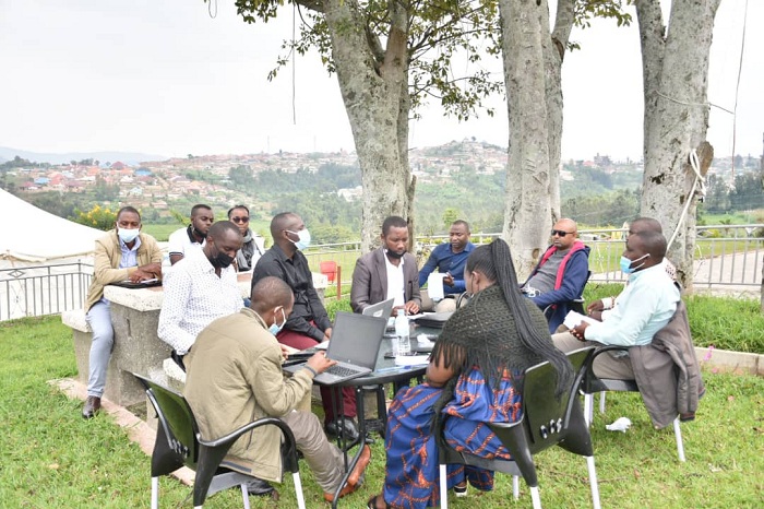 Abafatanyabikorwa bagize ibiganiro mu matsinda ngo bige uko barushahi kwigisha abaturage