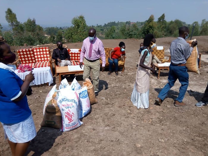 Imiryango yahawe inzu zirimo ibikoresho binyuranye, inahabwa ibiribwa