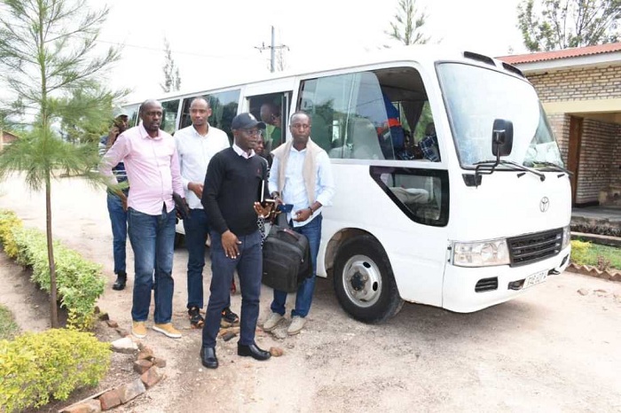 Abayobozi baragendera mu modoka imwe bagiye guhura n'abaturage