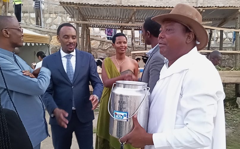 Munyakazi Sadate (hagati) bamuha amata