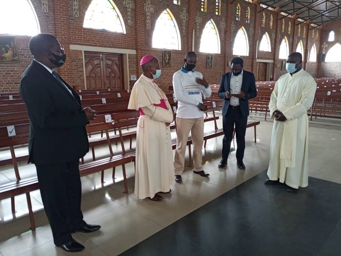Umushumba wa Diyosezi Gatolika ya Ruhengeri Mgr Harorimana Vincent ari kumwe n'abandi bayobozi mu nzego z'ibanze na Padiri mukuru wa Paruwasi Ruhengeri bareba uko imyiteguro yo kongera gufungura ihagaze