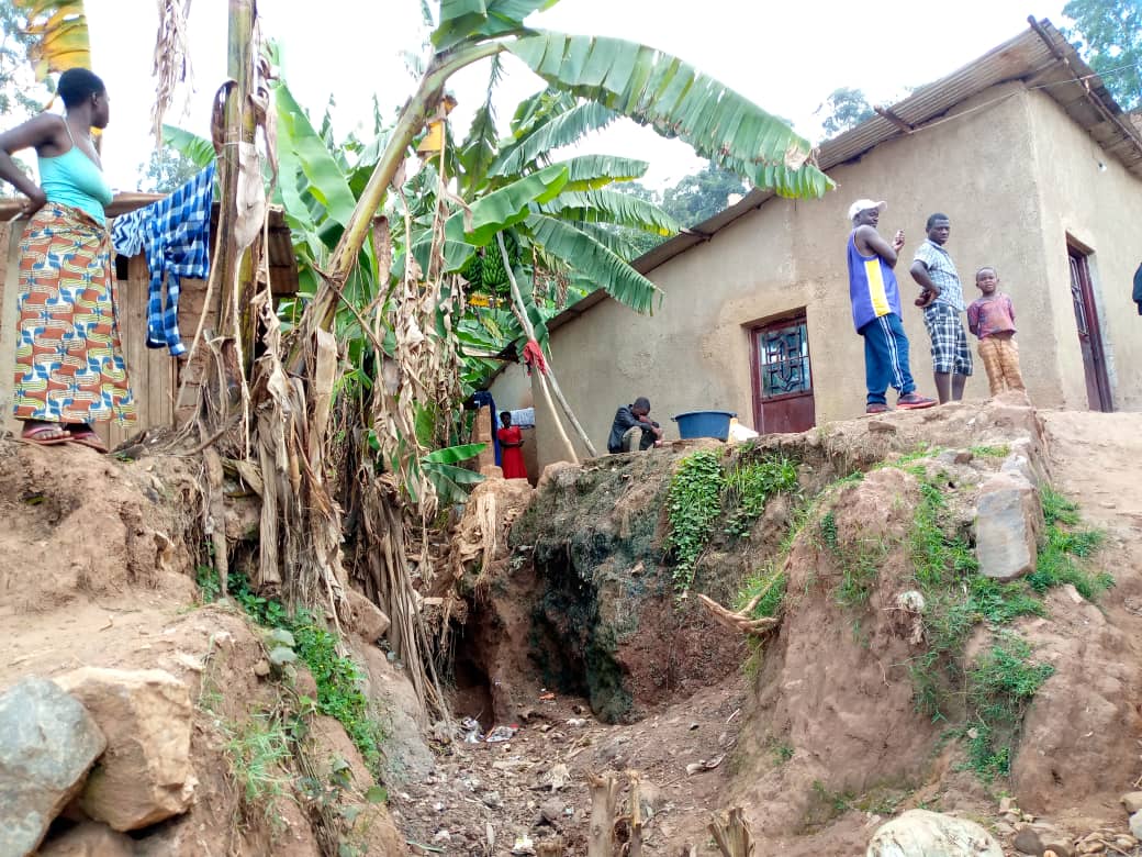 Batewe impungenge n'uko ruhurura izakomeza kubasenyera ndetse bakaba bahaburira ubuzima