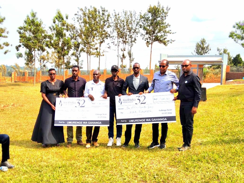 Abaturage b'Umurenge wa Gahanga baremeye abarokotse Jenoside bo mu Murenge wa Rukumberi, baboroza inka ebyiri, nk'ikimenyetso cy'ubufatanye, urukundo no gukomeza kububakira icyizere cy'ejo hazaza