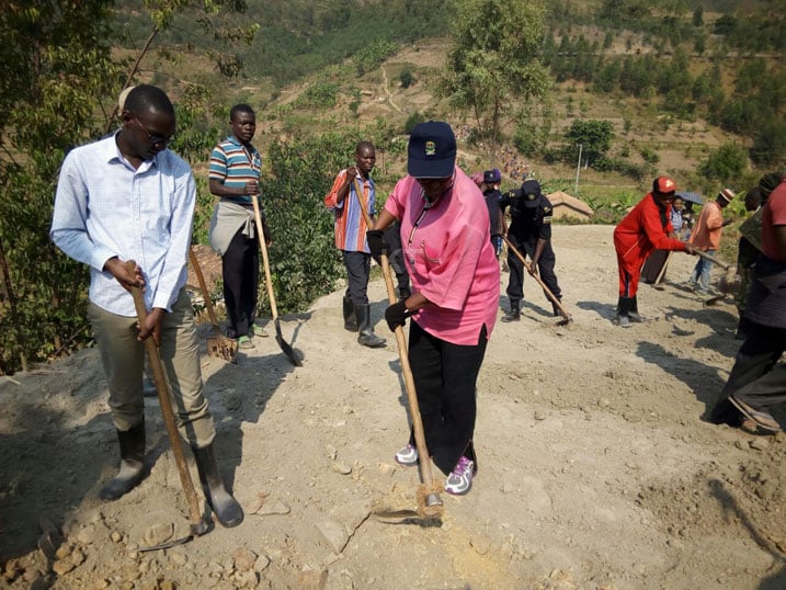 Amb. Valentine Rugwabiza, Ministiri muri MINEAC hamwe na komite Nyobozi y'Akarere bifatanyije n'abaturage ba Rusiga.