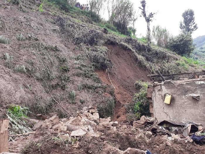 inkangu yituye ku nzu irayisenya, abantu bane barimo bahatakariza ubuzima
