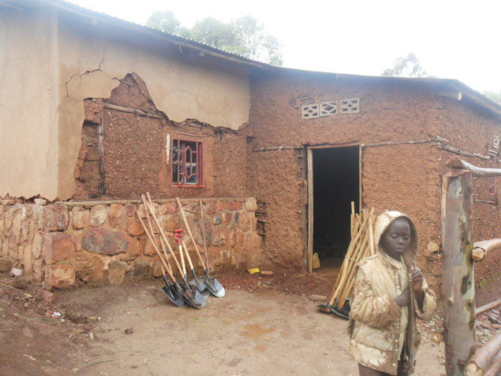Guverineri Bosenibamwe yizeje ko amazu nk'aya y'abacitse ku icumu rya Jenoside yakorewe Abatutsi umwaka uzajya kurangira yose yarasanywe ku buryo ngo bazaba baba mu mazu yujuje ibyangombwa.