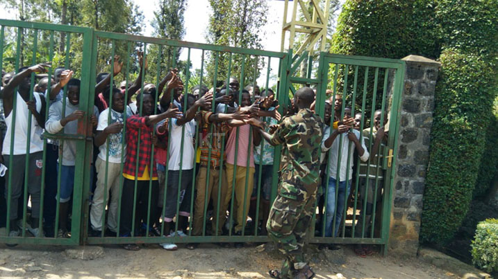 Rumwe mu rubyiruko rwari rwaje kureba abahanzi