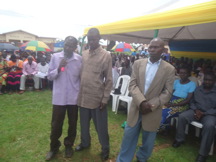 Rurihose na Mirindi biyunze na Rwabudara (uhagaze hagati yabo).