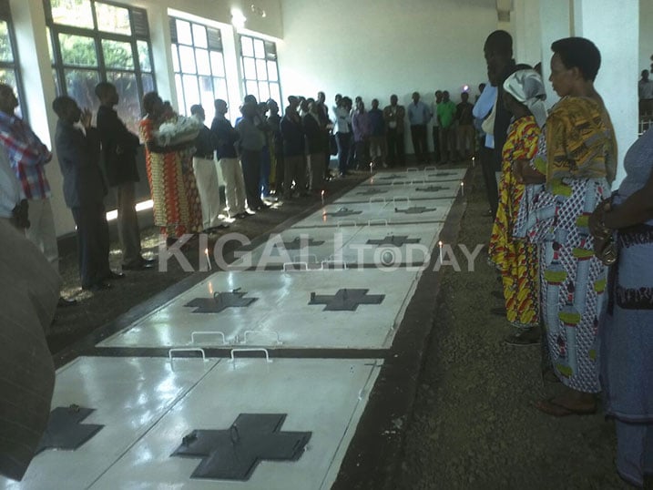 Abatuye Umudugudu wa Ntwali mu Kagari ka Cyangugu mu Murenge wa Kamembe i Rusizi babanje gusura urwibutso rwa Jenoside rwa Kamembe bunamira abashyinguyemo, bakomereza muri Sitade.